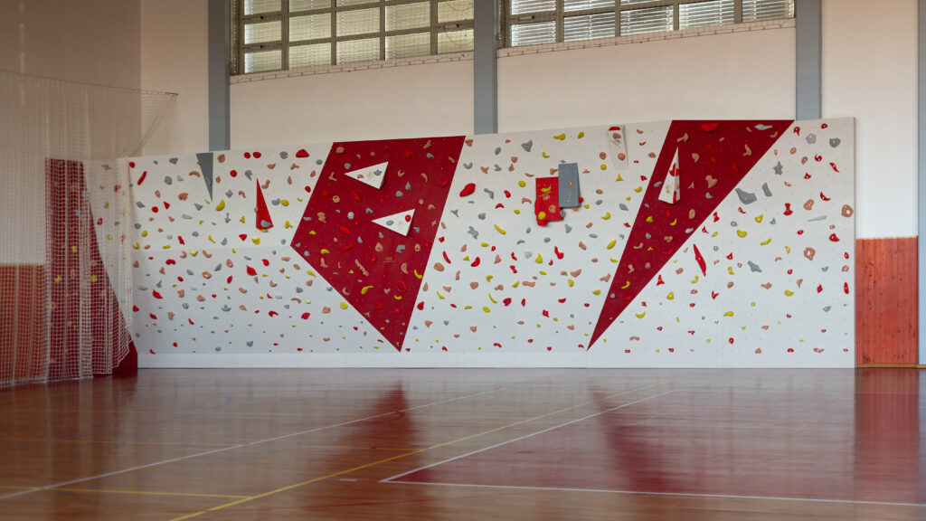 Nizka oziroma balvanska plezalna stena, klubska, šolska