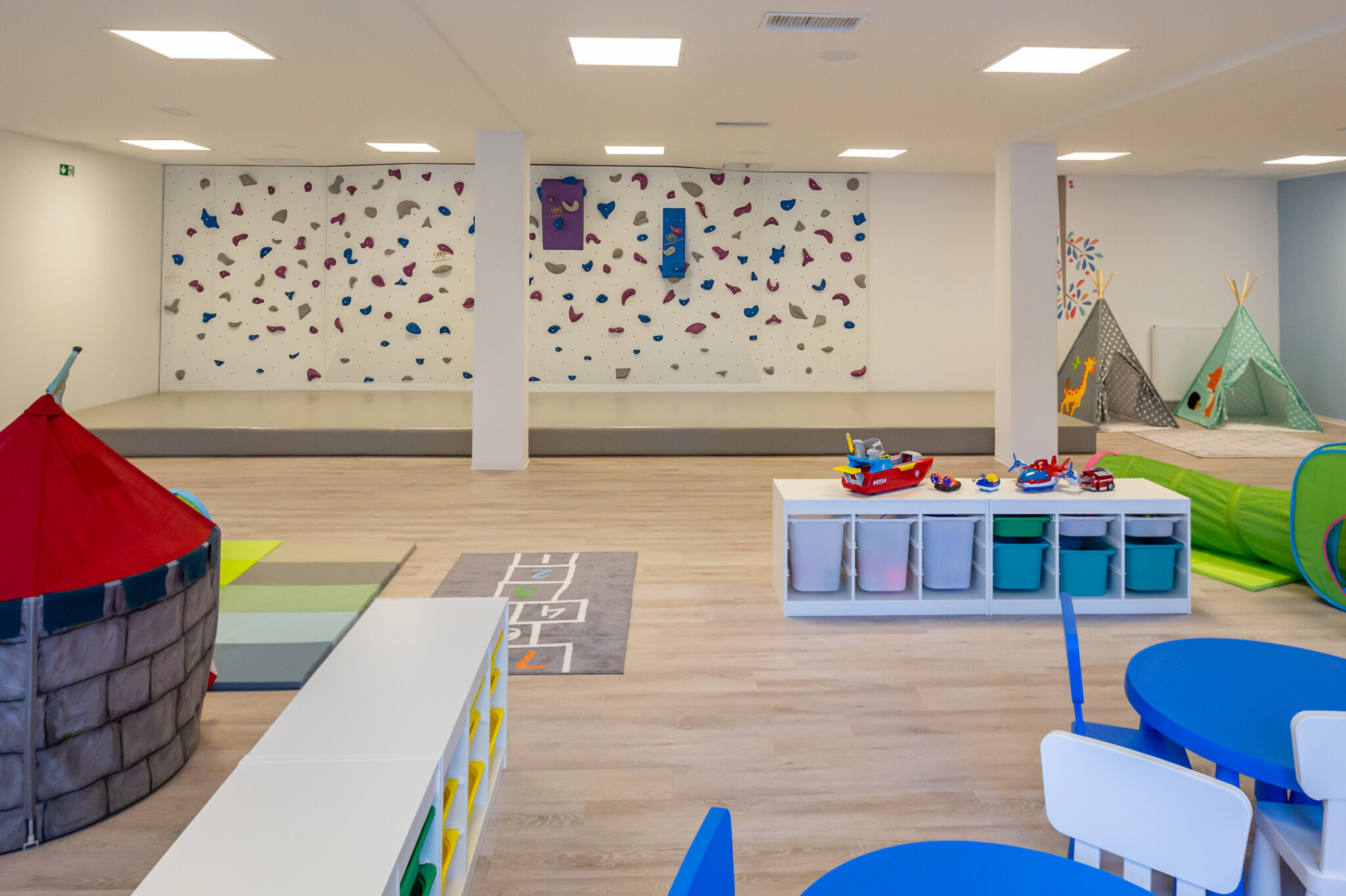 Nizka plezalna stena v otroški igralnici