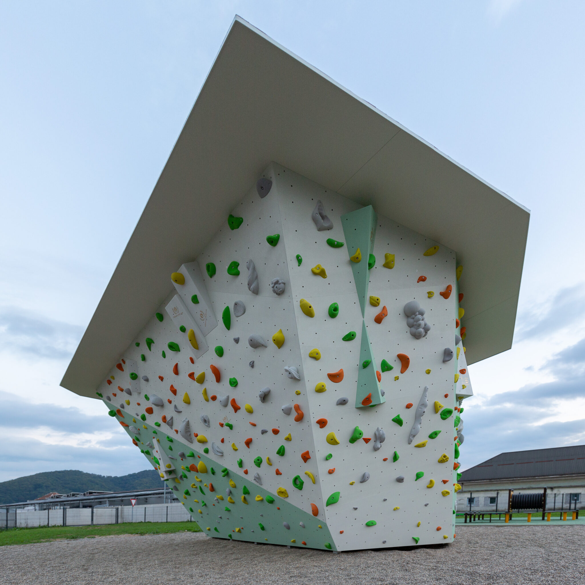 Samostoječa nizka zunanja plezalna stena - Majšperk