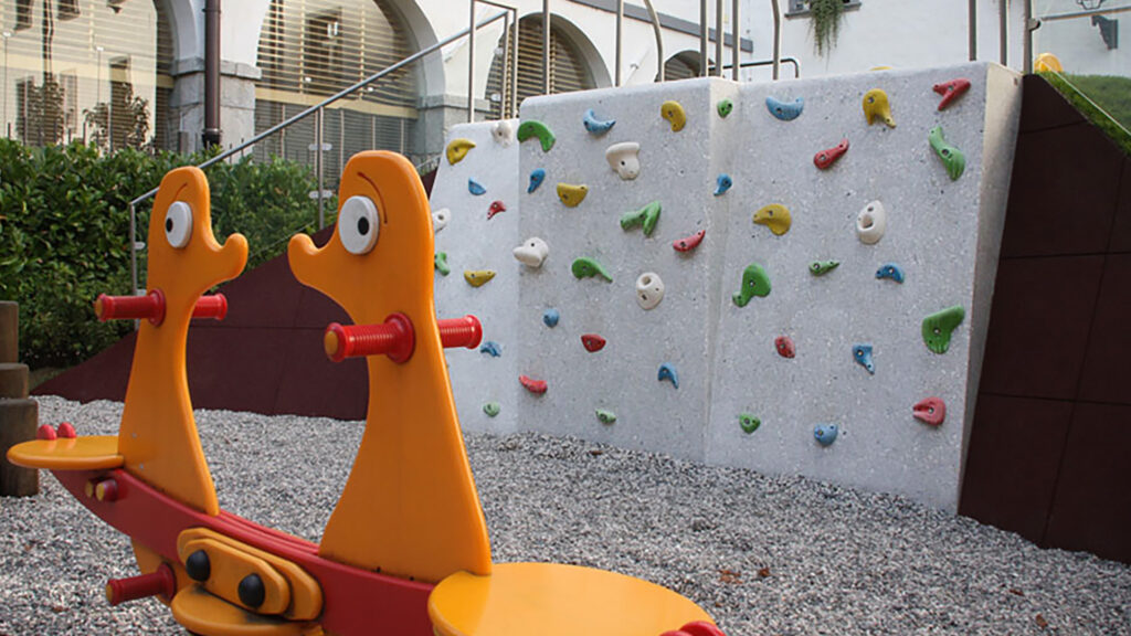 Plezalno igralo - oprimki na betonskem betonskem ulitku narejenem po meri