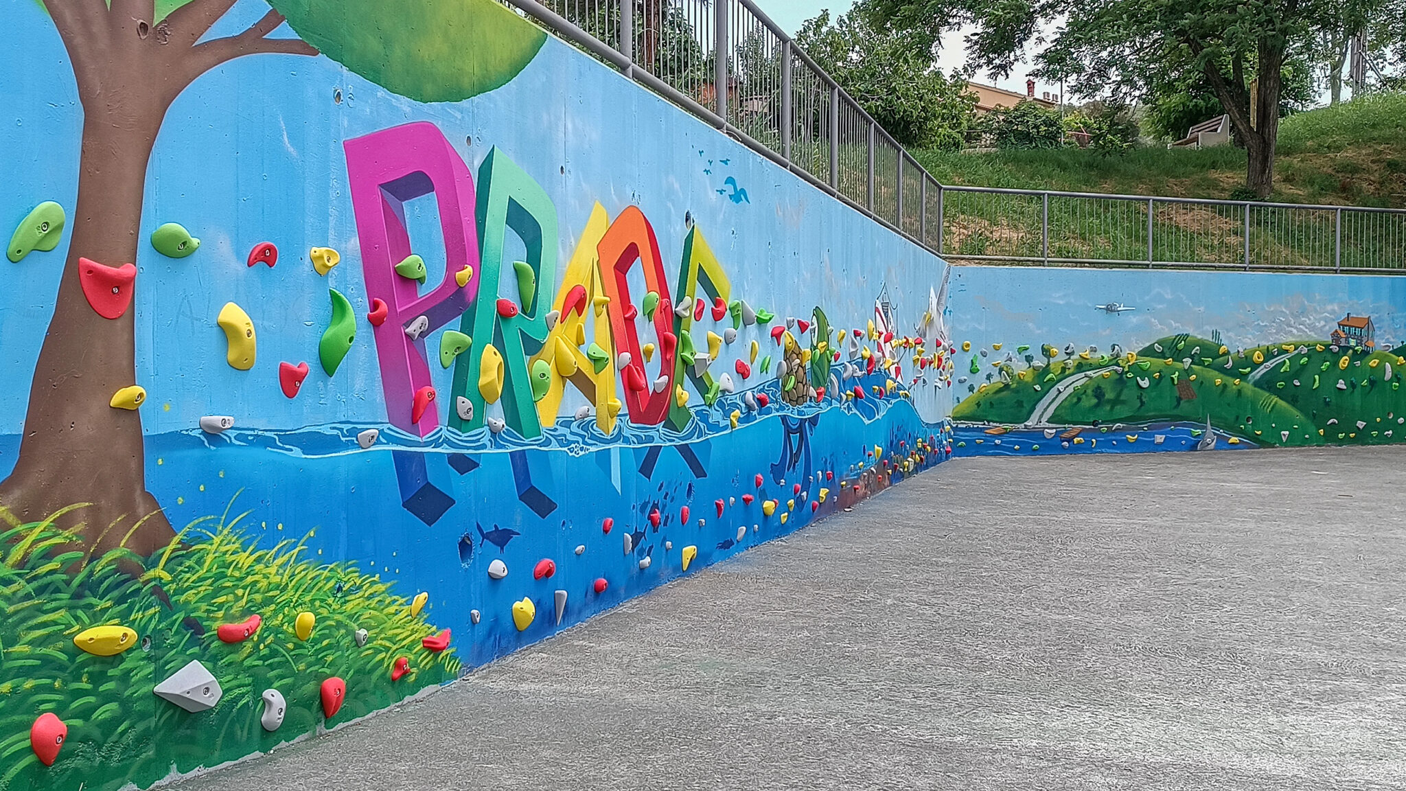 Ko se pust betonski zid prelevi v čudovito plezalo.