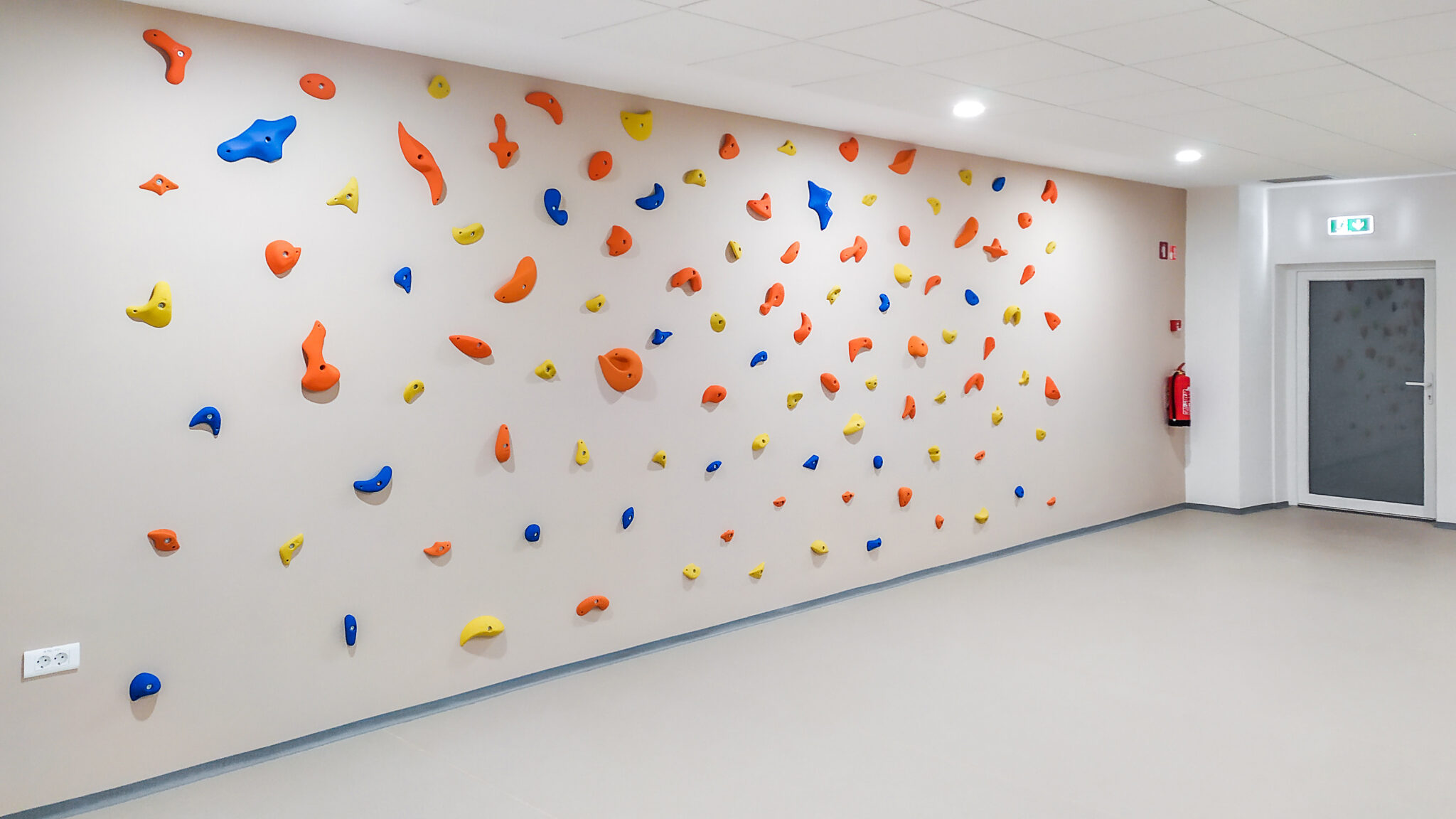 Alternativna izvedba enostavne plezalne stene, montaža oprimkov direktno na zid